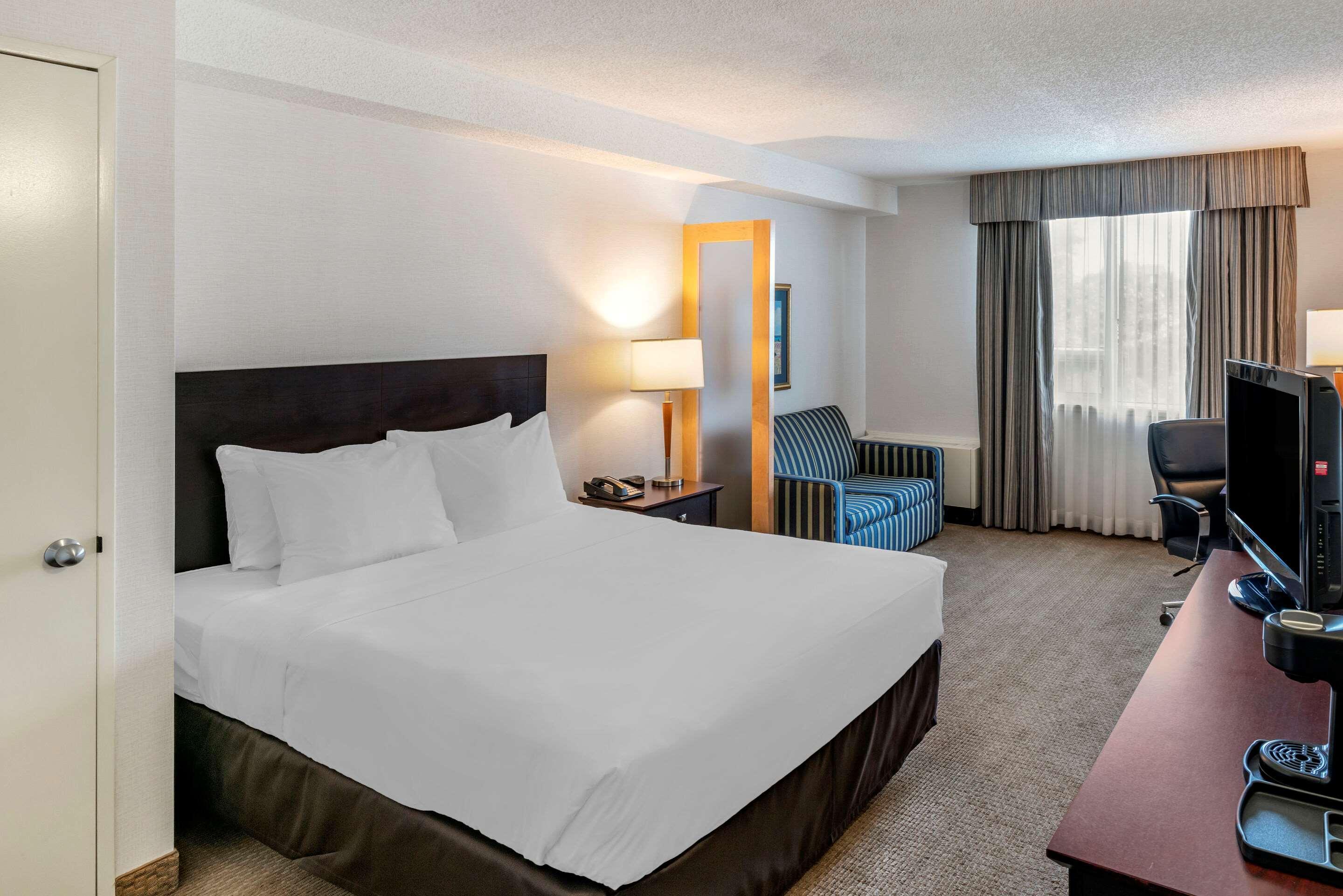 Quality Inn And Suites Montreal East Екстериор снимка