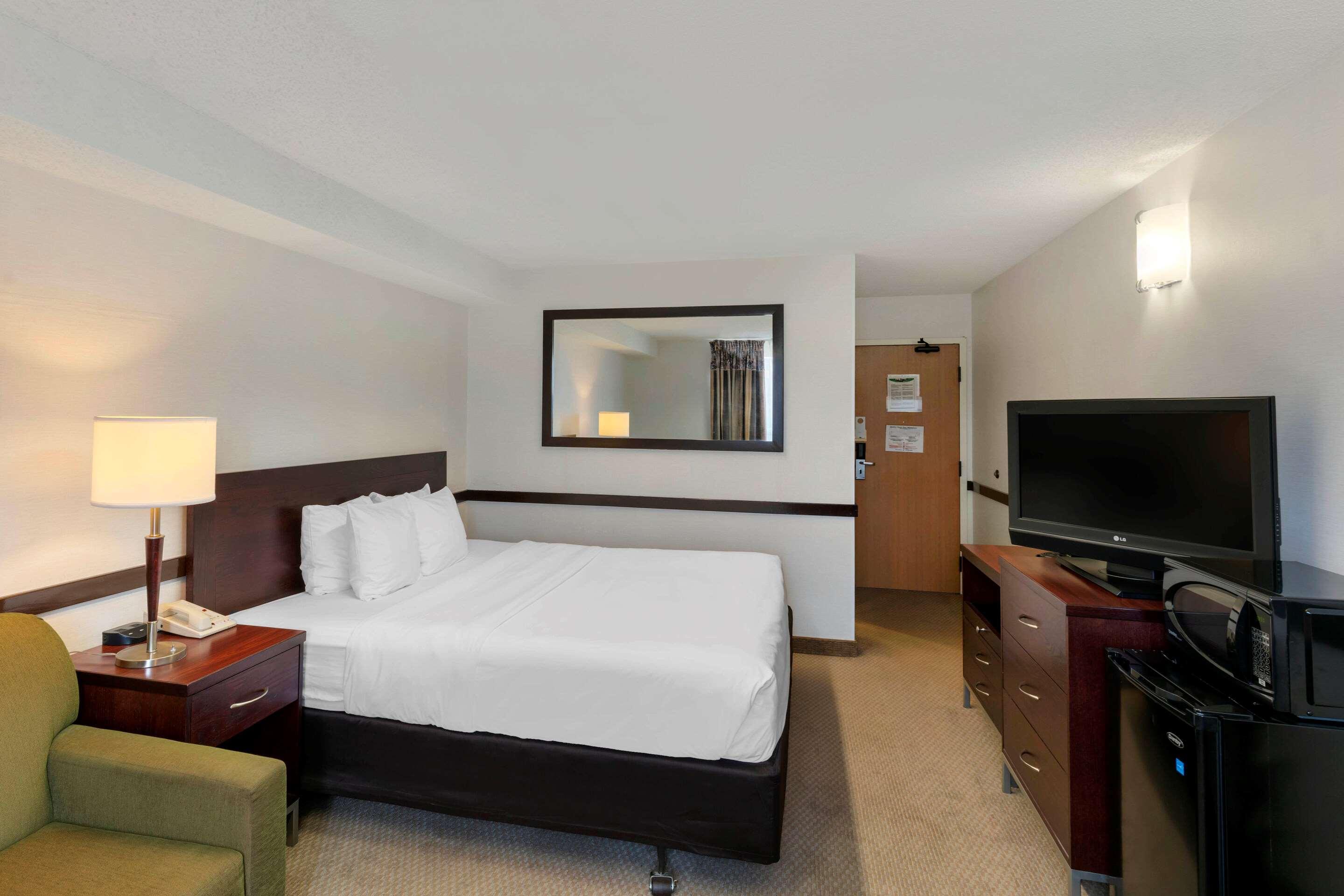 Quality Inn And Suites Montreal East Екстериор снимка