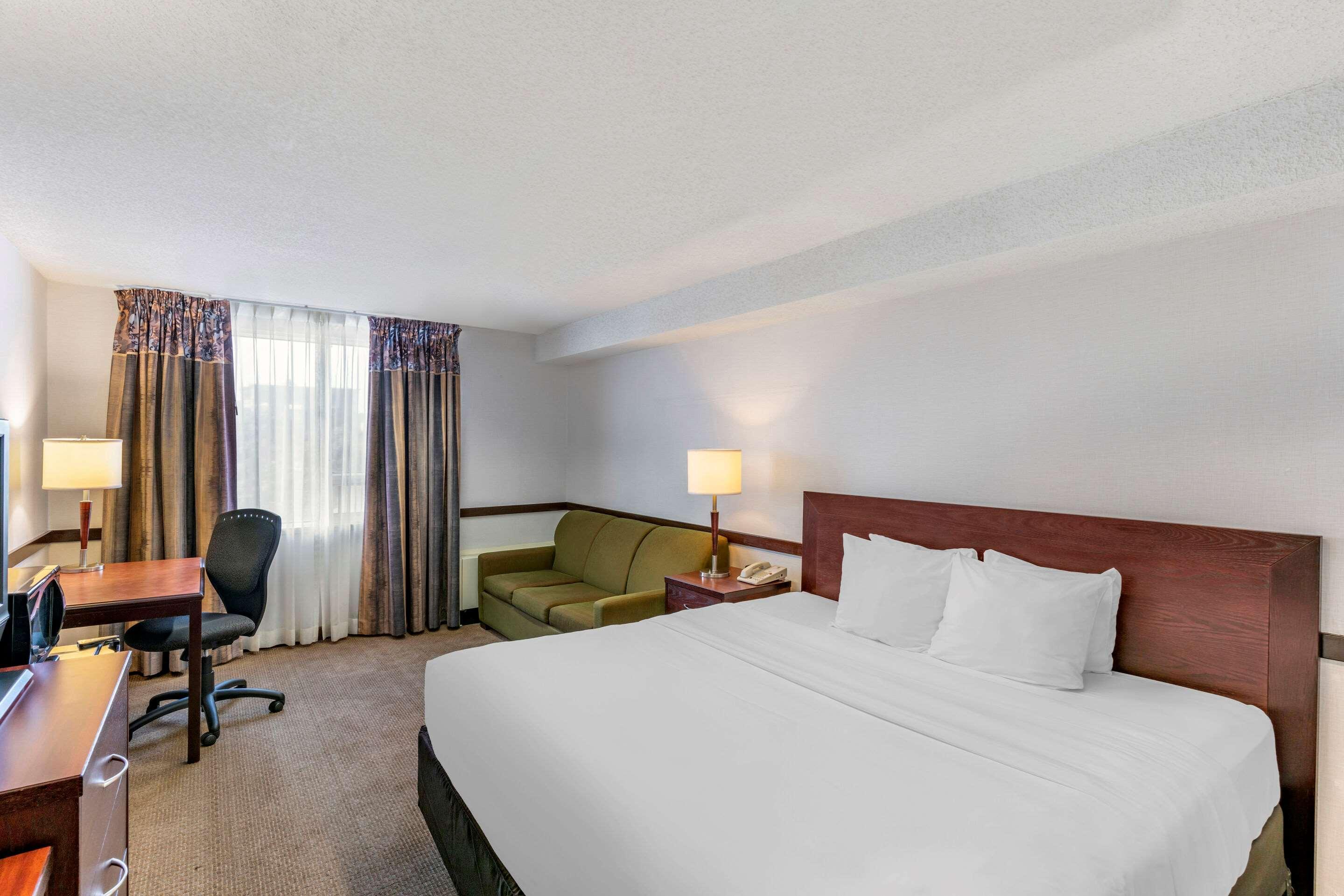 Quality Inn And Suites Montreal East Екстериор снимка