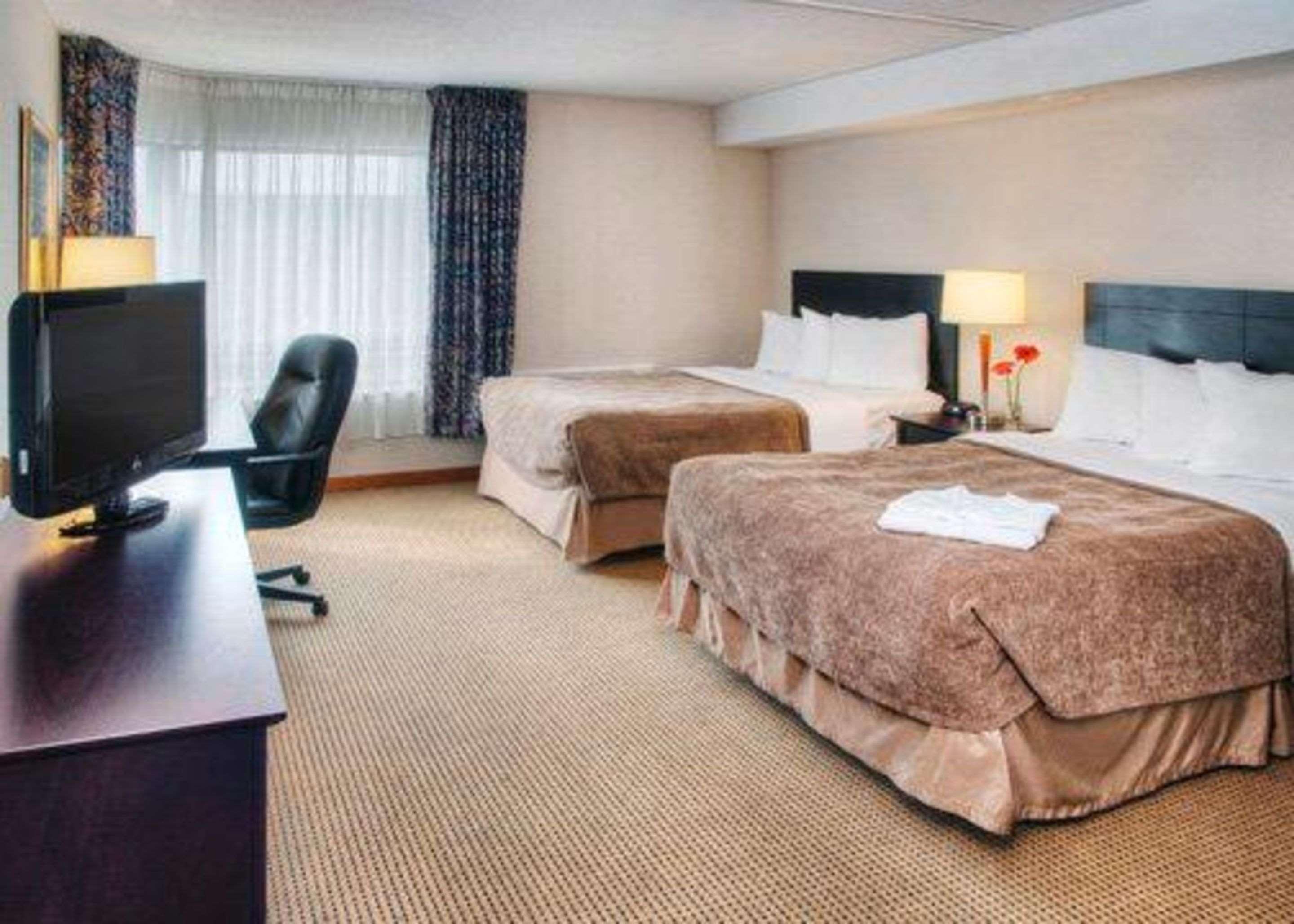 Quality Inn And Suites Montreal East Екстериор снимка